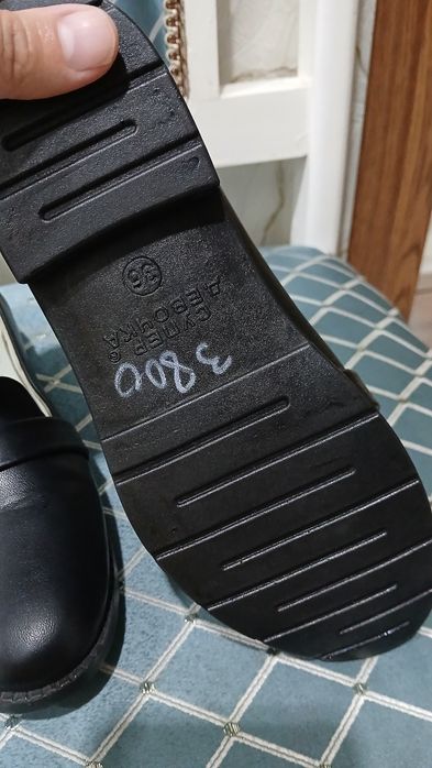 Продам детский две  туфли