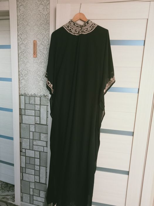 Вечернее платье расшитое камнями