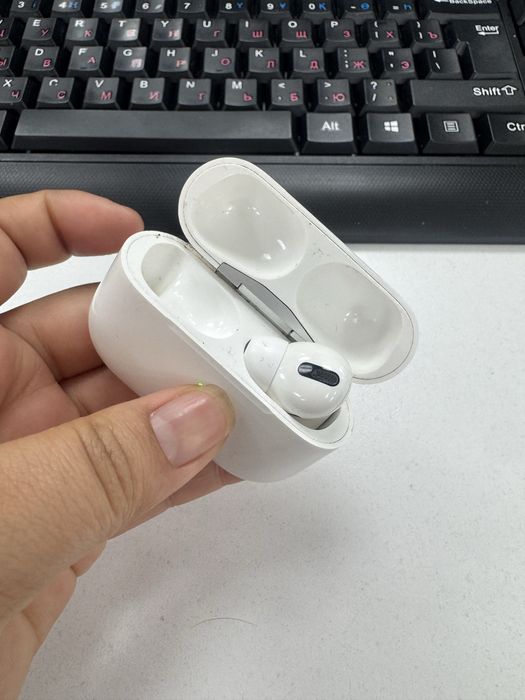 Бу airpods левое ухо и футляр