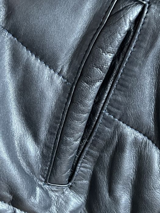 Geacă de piele. Fabricată în Italia.