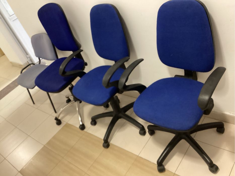 Офис столове 3 бр, стол тапициран 1 бр.