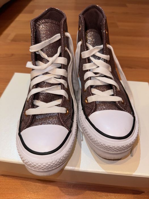 Converse roz cu sclipici