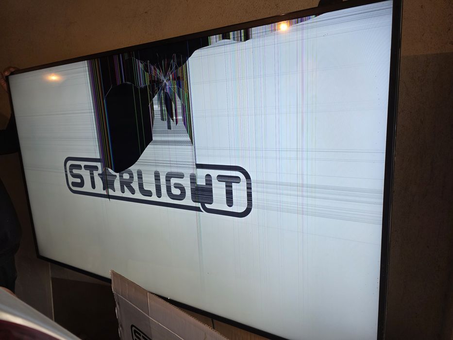 Телевизор 65' за части работещ