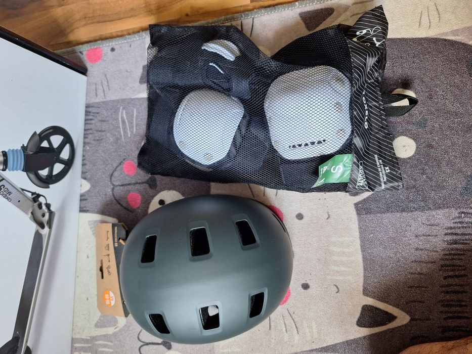 Trotinetă Decathlon, sigilată și echipament de protecție