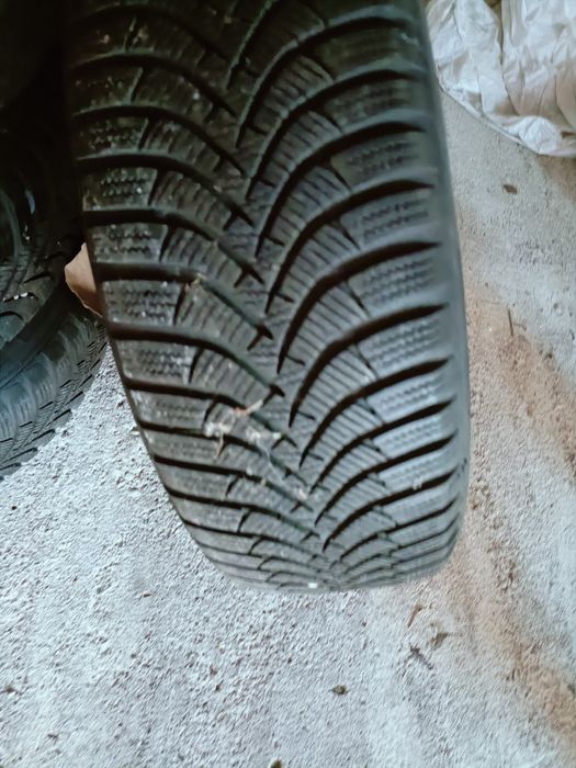 Vând.4roti.de.iarna.pe15.sau.400.lei.jantele.si.600.lei.cauciucurile.s