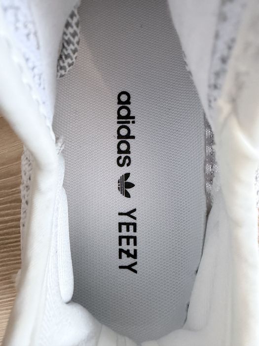 Yeezy 350 noi cu etichete