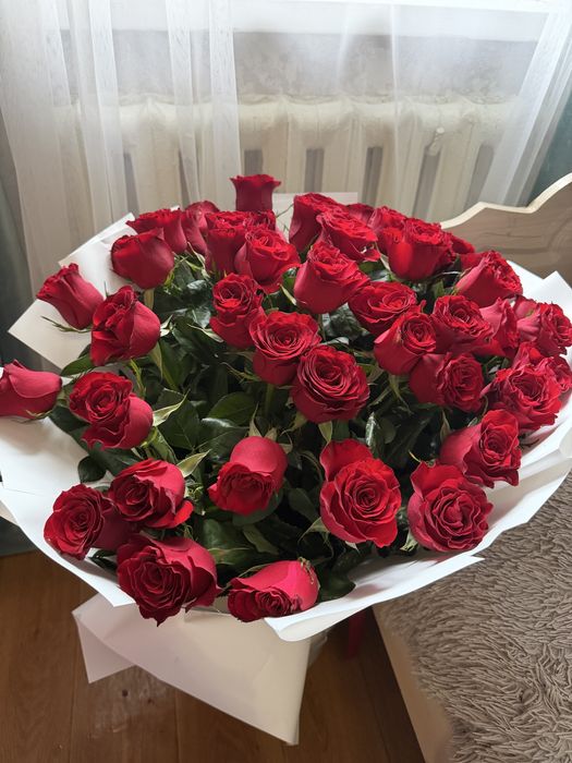 Розы красные , большой букет .