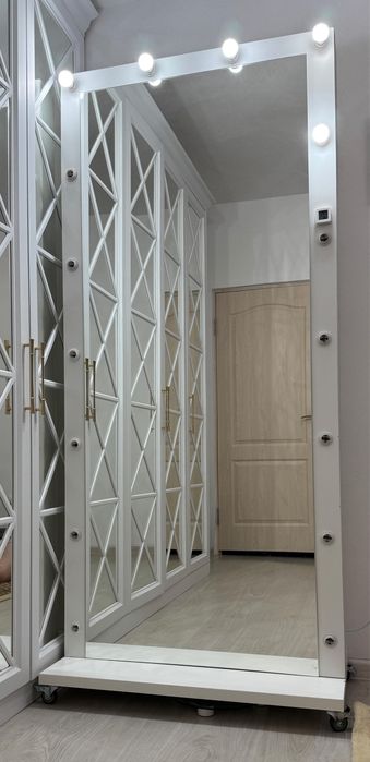 Зеркало напольное на колесиках