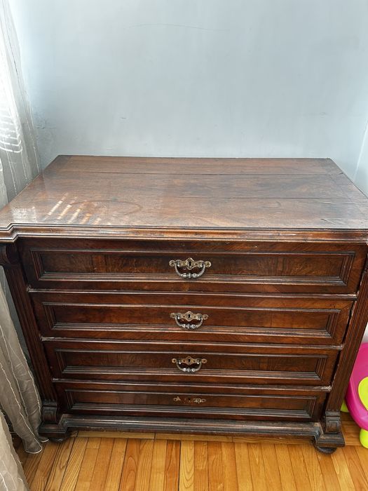 Старинен дървен скрин