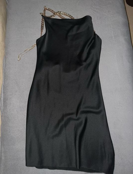 Rochie neagra satin cu lanturi
