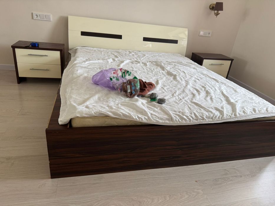 Продается кровать с двумя тумбочкой