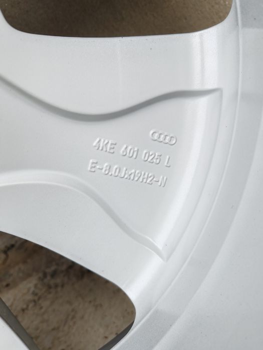 Ауди 19 цола, Audi Q7 E-tron