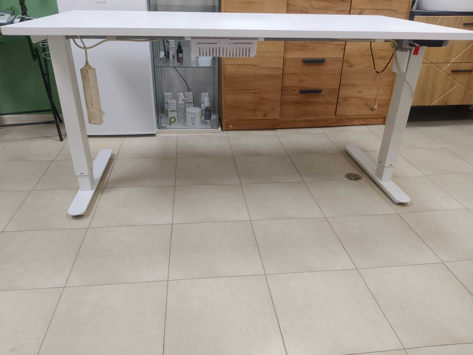 Регулируема работна  маса