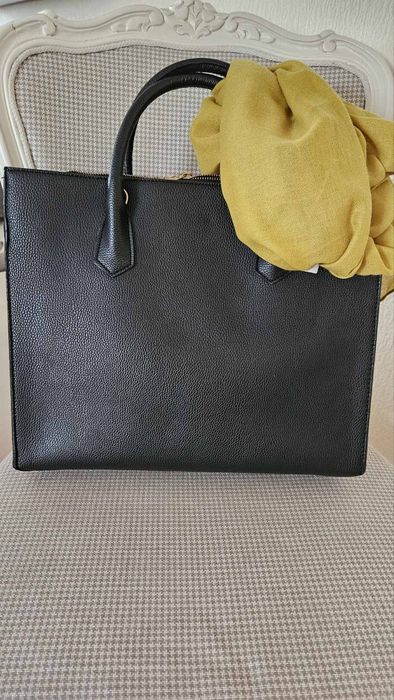 Твърда дамска чанта в черен цвят