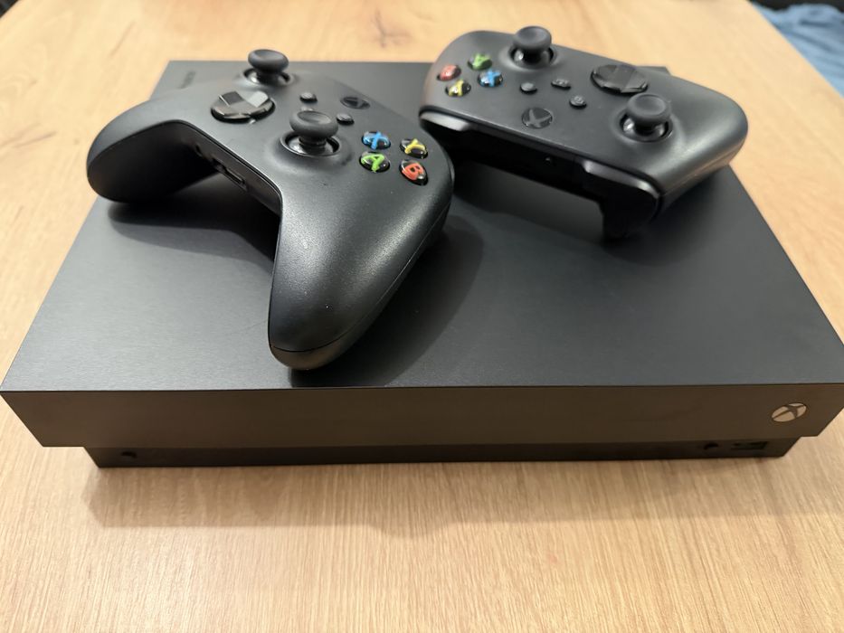 Consola Xbox One X 1TB Negru + 2 Controllere Wireless Originale – Stare Perfectă