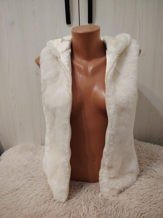 Vesta cu glugă din blana artificială