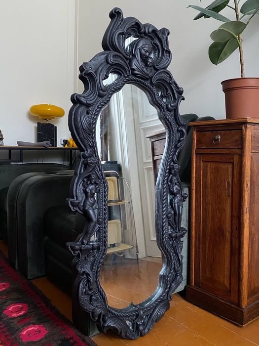 Зеркало в гипсовой раме