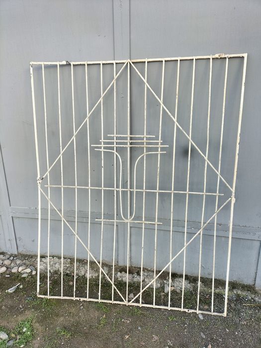 Продается железная решётка.