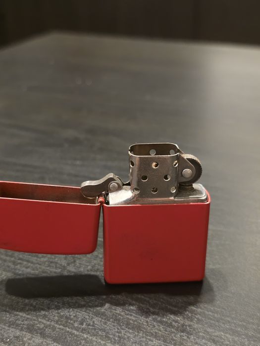 Vând brichetă Zippo