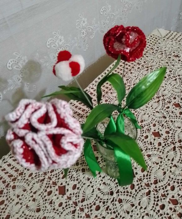 Двуцветни розички на цена  5 лв за брой.