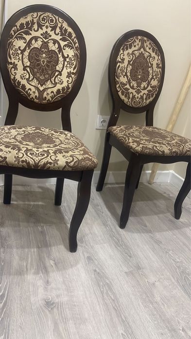 Стол и стулья кухонные