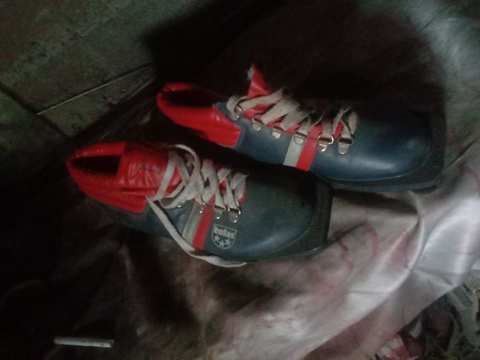 лыжные ботинки .