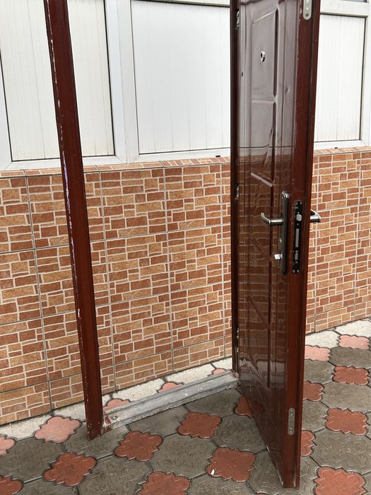 Продам дверь в хорошем состоянии