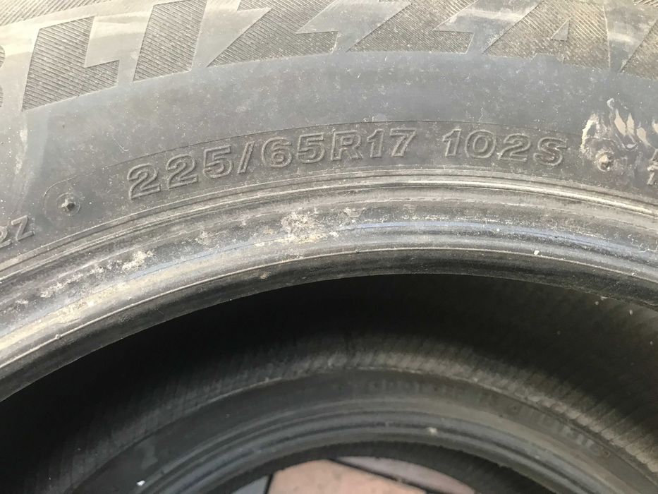 2 шины Bridgestone 225/65/R17. Зима