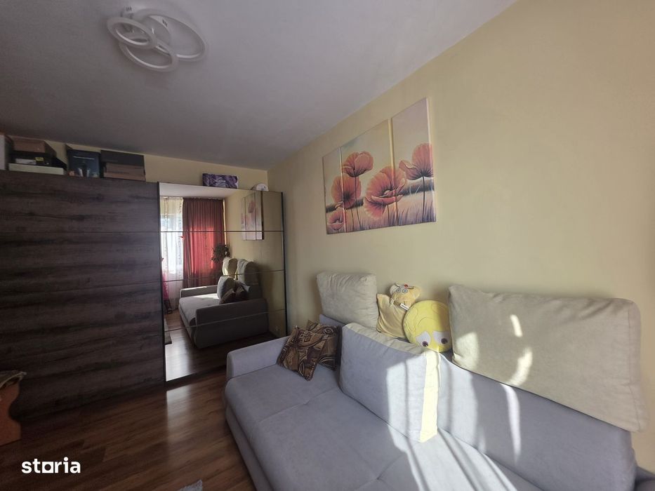 Vand 2 camere zona Astra cu vedere spre Tampa si aer conditionat