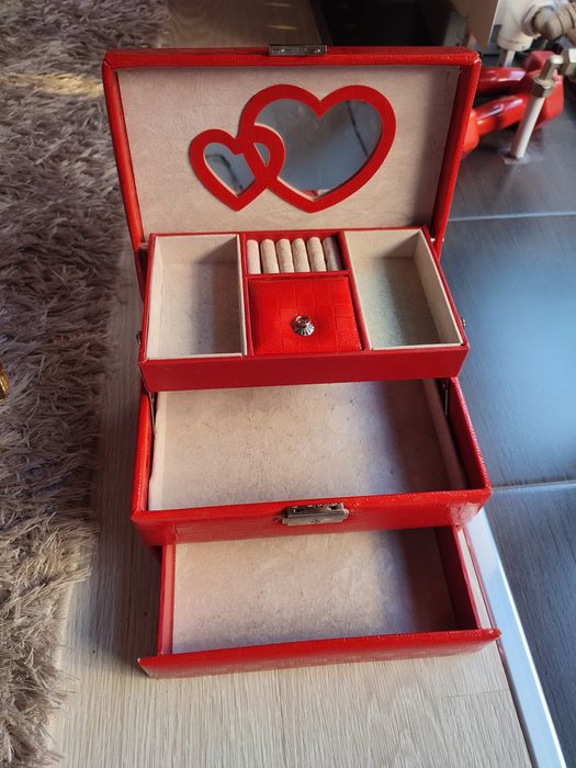Червена кутия за бижута