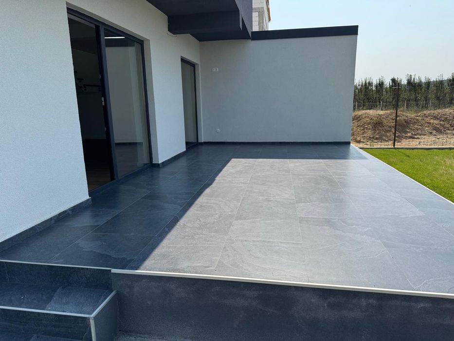 Casa nouă de vânzare în cartier rezidențial -  7 minute de Pitești și Mioveni