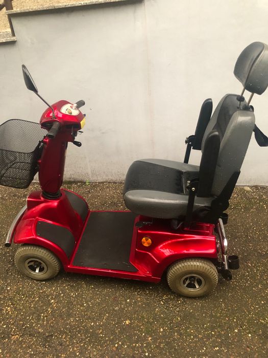 Cărucior electric 4 roți pentru persoane cu  dizabilități