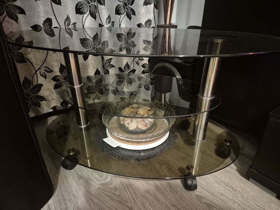 Masă din sticlă cu 3 nivele – elegantă și practică