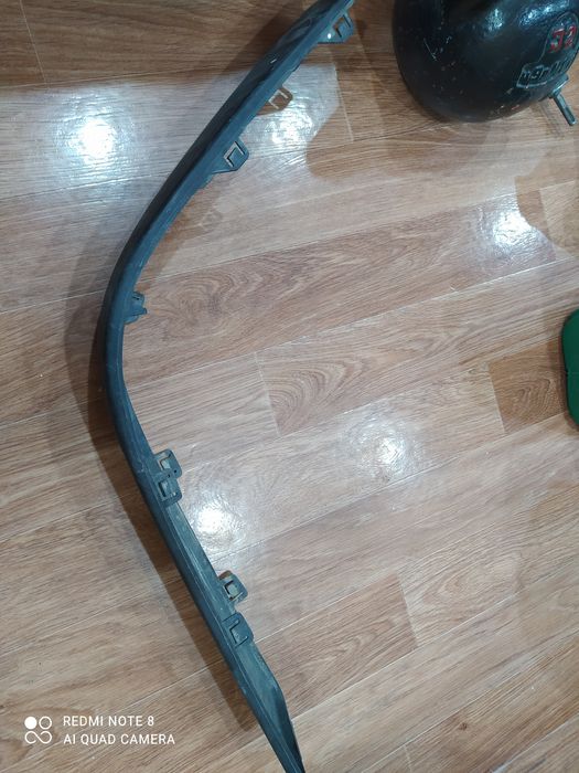 Передний левый молдинг бампера Ауди 80 б4