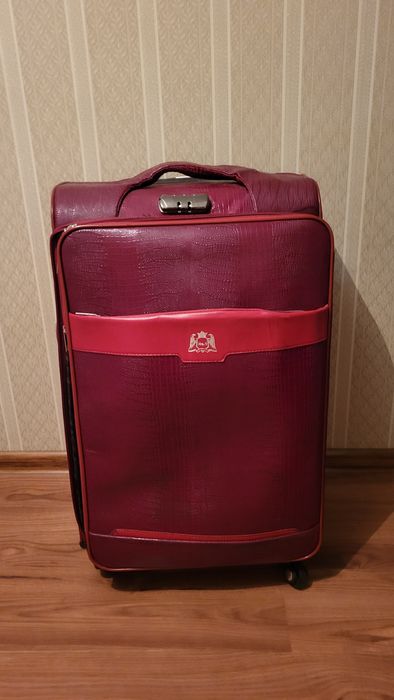 Продам чемодан в отличном состоянии