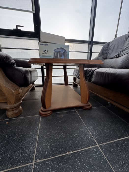 Диван кожаный вместе со столом