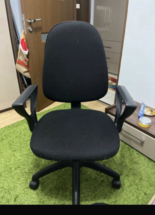 Scaun de birou cu mici defecte