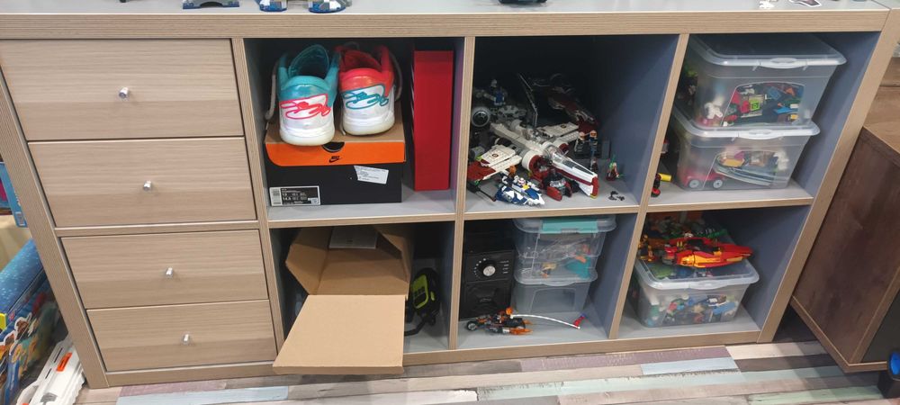 Продавам етажерка Kallax