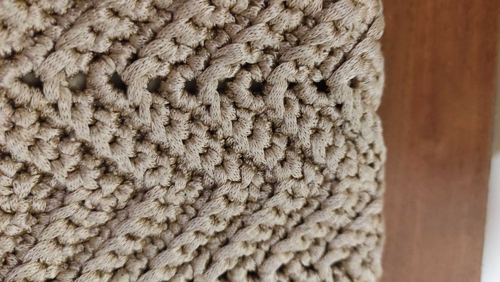 Дамска чантичка ръчно плетена на една кука