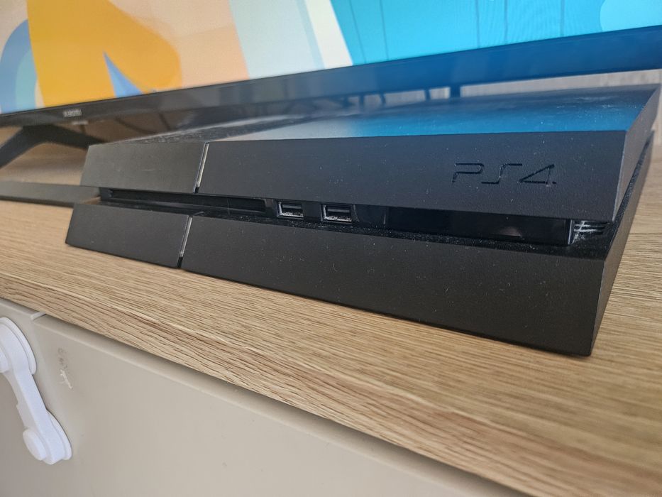 Продам Playstation 4