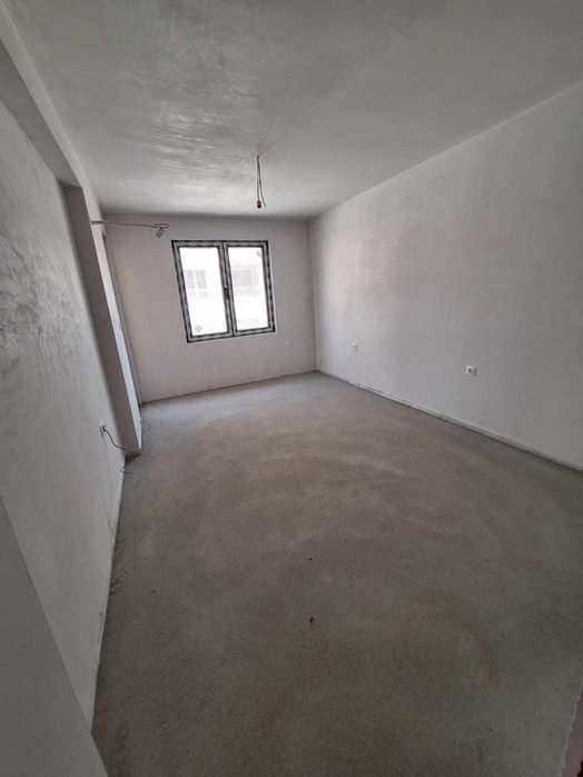 Тристаен Апартамент