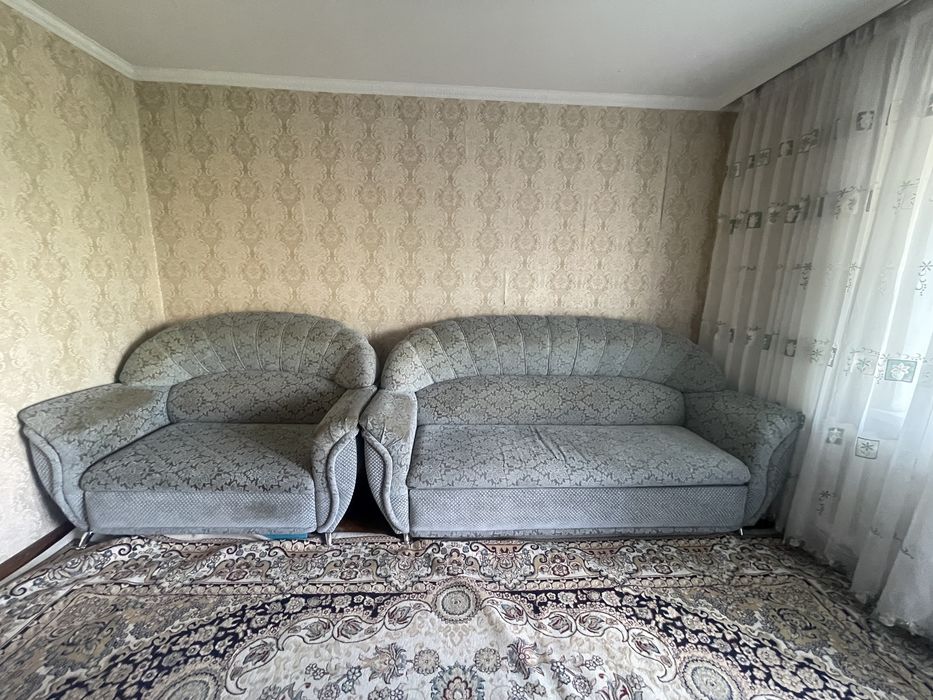Продам уголокб/у  для зала 2 дивана +1 кресло