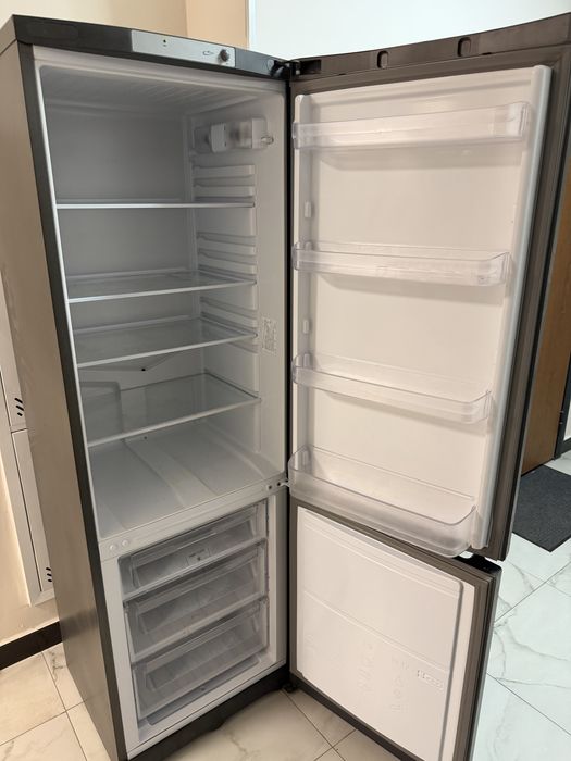 Продам Холодильник с Машинкой