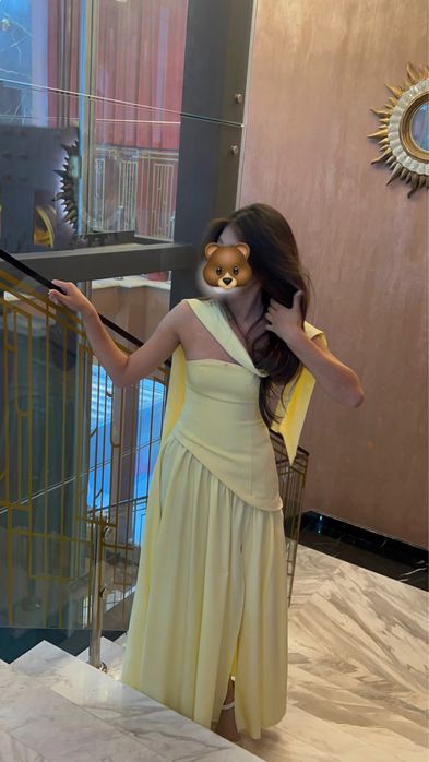 Желтое вечернее платье