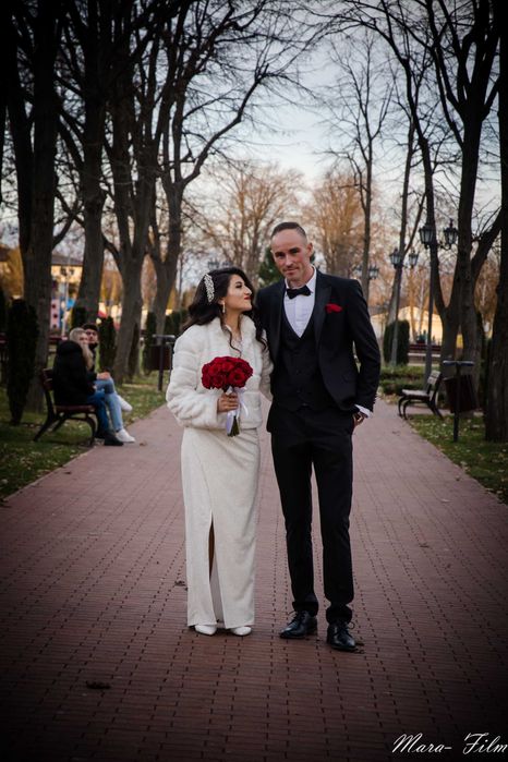 Vând rochie superbă, pentru cununia civilă dar și pentru mirese