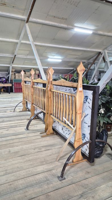 Диваны полосатый, стол журнальный