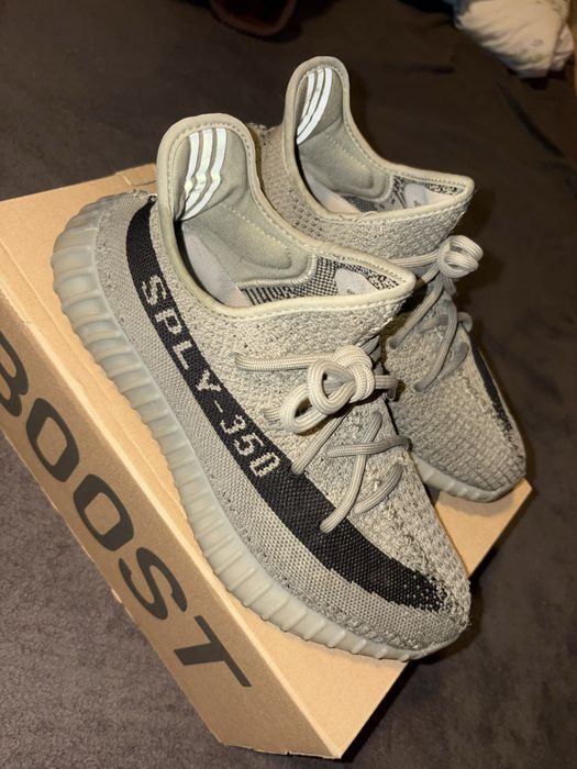 yeezy 350 v2 full box.