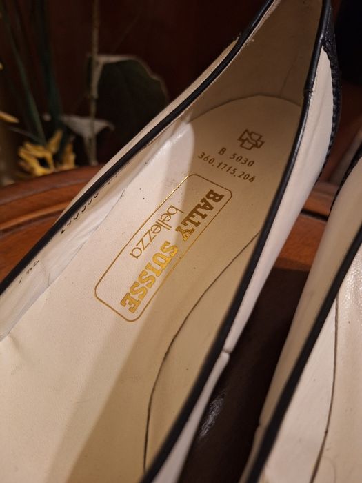 Pantofi din piele în două culori.