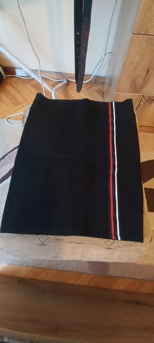 Дамска пола черна Stradivarius