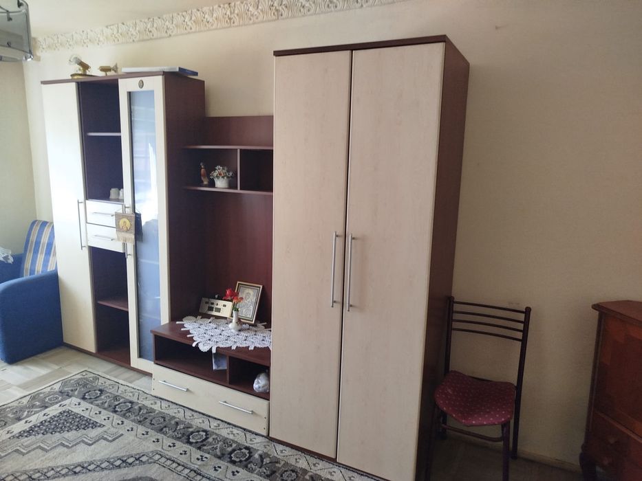Mobilier living cu dulapuri și vitrină